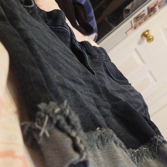 shorts. - Picture 4 of 4